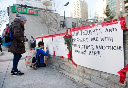 Homenaje improvisado tras el atropello masivo en una calle de Toronto (Canadá).