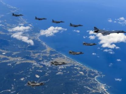 El gesto militar llega dos días después de que Trump ordenara aislar económicamente al país asiático