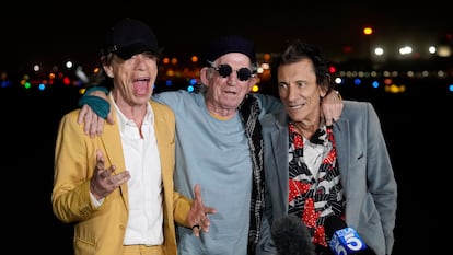 Da esquerda para a direita: Mick Jagger, Keith Richards e Ron Wood, dos Rolling Stones,no Hollywood Burbank Airport de Burbank, Califórnia, Estados Unidos, em 11 de outubro.