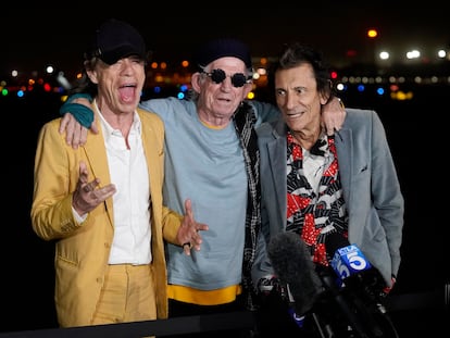 De izquierda a derecha: Mick Jagger, Keith Richards y Ron Wood de The Rolling Stones en Hollywood Burbank Airport de Burbank, California, Estados Unidos, el pasado lunes 11 de octubre.