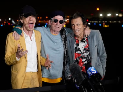 Da esquerda para a direita: Mick Jagger, Keith Richards e Ron Wood, dos Rolling Stones,no Hollywood Burbank Airport de Burbank, Califórnia, Estados Unidos, em 11 de outubro.