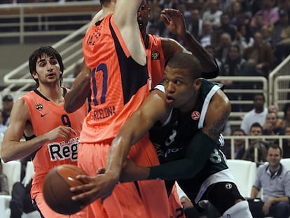 Batiste pasa el balón ante Fran Vázquez y Rubio.