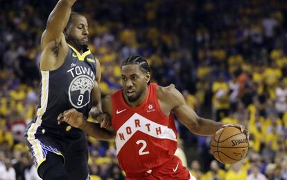 Kawhi Leonard, ante Iguodala en un Raptors-Warriors.