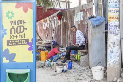<p>Los conflictos bélicos y raciales, las sequías, el alto índice de mortalidad materna, el abandono infantil y enfermedades como el VIH han dejado toda una generación de huérfanos en Etiopía. Se enfrentan a una situación de pobreza infame, al riesgo de morir en la calle por contraer enfermedades que son evitables, como la neumonía, el paludismo o la diarrea. Todos se exponen a no poder ir más a la escuela, a la discriminación y por tanto de ser víctimas de las peores formas de trabajo infantil dentro de la economía informal como la mendicidad, las labores agrícolas o las tareas domésticas. O peor aún: el tráfico de drogas, el contrabando y la explotación sexual. </p> <p>Hace 20 años, los trabajadores del Hospital Universitario de Gondar, bajo la batuta del doctor y director del centro Sissay Yefru, tomaron la iniciativa y acogieron a 24 de esos pequeños huérfanos o abandonados. Hoy tienen entre 14 y 26 años, viven en un barracón anexo a la maternidad, entre batas blancas y pacientes, y todos sueñan con ser médicos.</p> <p>En la imagen, un niño limpia zapatos en una calle de Addis Abeba. Según Unicef, más de 11 millones de niños de 15 años que viven en África subsahariana han perdido a uno o a sus dos progenitores a causa del VIH/sida. En siete años, esta cifra alcanzará los 20 millones, y en ese momento, en una docena de países de África subsahariana habrán quedado huérfanos de un 15% a más de un 25% de todos los niños y las niñas. </p>