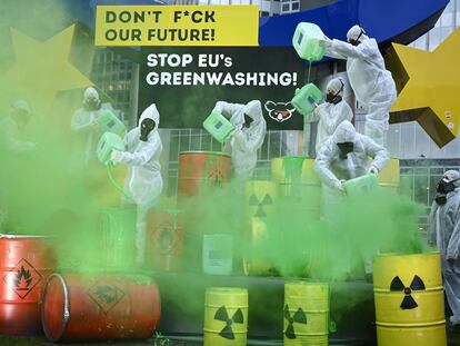 Activistas del "Koala Kollektiv" se manifiestan frente a la Euroescultura en el centro de Frankfurt contra el 'lavado verde' de la energía nuclear y el gas natural por la taxonomía de la Unión Europea.