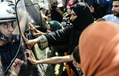 Migrantes y refugiados durante una protesta para pedir la reapertura de la frontera en su campamento improvisado en el pueblo griego de Idomeni.