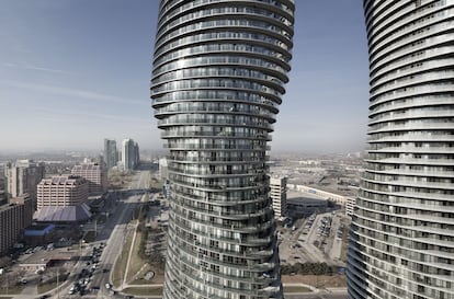 A los nuevos proyectos arquitectónicos de Toronto se les pide algún elemento excéntrico para llegar a impresionar, como las Absolute Towers, dos bloques de pisos de 50 y 56 plantas que giran 209 grados desde la base hasta la cúspide.