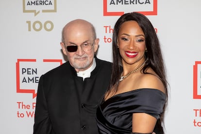 El novelista Salman Rushdie, con su esposa, Rachel Eliza Griffiths, en mayo en una gala literaria en Nueva York.