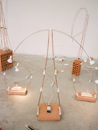 Hay belleza en la radical simplicidad de las piezas de Muñoz Muñoz. Aquí, lámparas hechas con ladrillos, varillas metálicas y conectores rápidos.