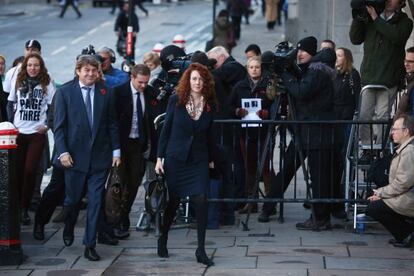 Rebekah Brooks, exdirectora del desaparecido &#039;News of the World&#039;, llega al juicio con su marido, Charlie Brooks.  