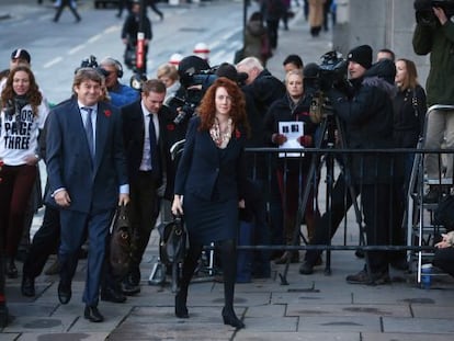 Rebekah Brooks, exdirectora del desaparecido &#039;News of the World&#039;, llega al juicio con su marido, Charlie Brooks.  