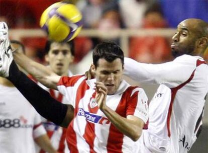 Orbaiz y Kanouté pelean por el balón.