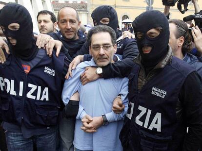 Policías italianos escoltan a Mario Caterino tras su detención, ayer en Casal del Príncipe.