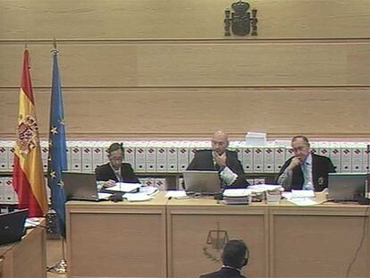 Los tres miembros del tribunal del 11-M, Alfonso Guevara, Javier Gómez Bermúdez y Fernando García Nicolás, durante la sesión de ayer.