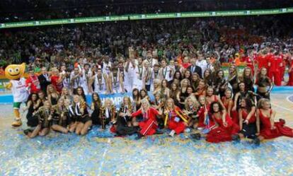Los jugadores españoles celebran su victoria en el Eurobasket.