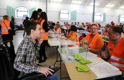 Pablo Soto (izquierda), durante el recuento de la votación ciudadana sobre la plaza de España.