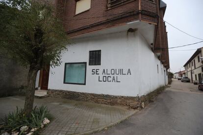 "Se alquila local", se lee en grandes letras negras en un local de San Vitero, un pueblo de unos 250 habitantes. "Lleva así por lo menos 18 o 20 años", cuenta José Martín, que tiene un restaurante cerca. "Mi hija, de 13 años, es la única en el pueblo de su edad. Los fines de semana tenemos que llevarla a Alcañices [la cabecera de comarca], donde está el instituto de la zona, para que vea a sus amigas", continúa. "¿Que si se irá del pueblo? Eso espero", zanja.