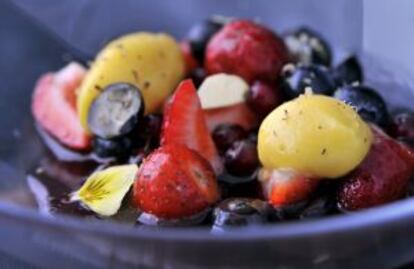 Postre del restaurante Acio con frutos rojos, fruta de la pasión y flores.