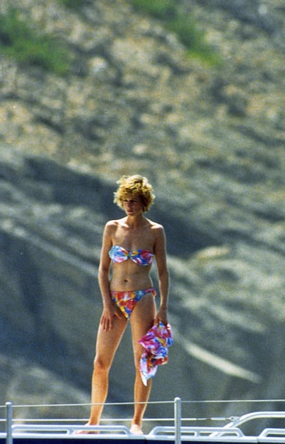 Lady Di en1997. En su último verano, Diana de Gales dejó para la posteridad la postal perfecta de la melancolía veraniega con aquellas fotografías de paparazzi a bordo del yate Jonikal junto a Dodi Al Fayed en la costa amalfitana. Inolvidable su imagen con el bañador azul en el trampolín, así como los bikinis estampados.