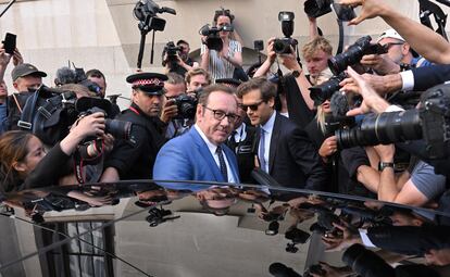 Kevin Spacey sale de Old Bailey Central Criminal Court en Londres, julio 2022.