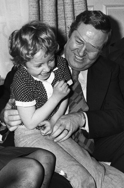 Jean-Marie Le Pen juega con Marine en su casa, en 1974.