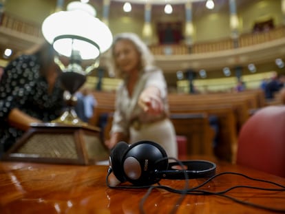 Unos auriculares de traducción en el hemiciclo del Congreso de los Diputados, el pasado 19 de septiembre.