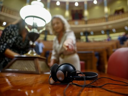 Auriculares para la traducción simultánea en la mesa de los taquígrafos del Congreso, el pasado 19 de septiembre.