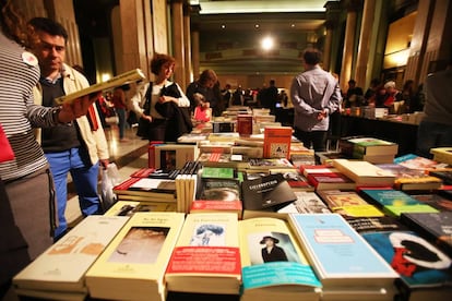 Asistentes al Festival Eñe 2016, entre los puestos colocados en el Circulo de Bellas Artes de Madrid.