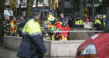 Los sanitarios sacan a la herida de la estación de Plaza Catalunya.