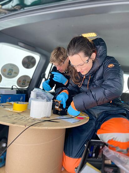 Los investigadores Sara Klaasen y Andreas Fichtner empalman fibras ópticas en la parte trasera de un vehículo sobre un glaciar islandés. Al igual que intentar unir dos cabellos, se trata de un trabajo complicado para unas manos frías en un entorno hostil.