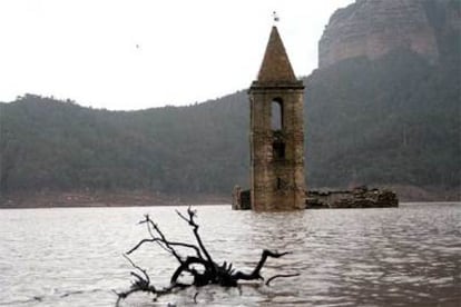 El pantano de Sau, ayer, tras haber recuperado buena parte del agua perdida durante la sequía.