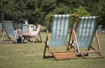 Tumbonas en Regents Park, en Londres, Reino Unido.