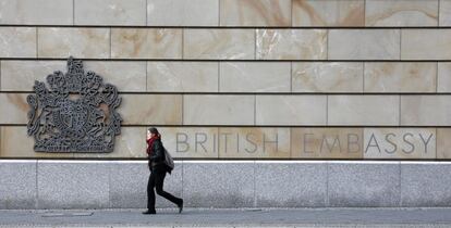 Una ciudadana pasea junto a la Embajada británica en Berlín.