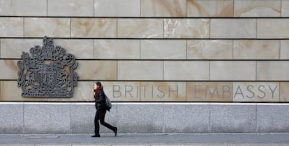 Una ciudadana pasea junto a la Embajada británica en Berlín.