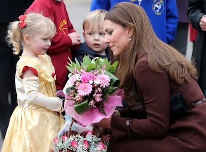 Kate Middleton recib&iacute;a ayer unas flores de unos ni&ntilde;os durante una vista a Grimsby. 