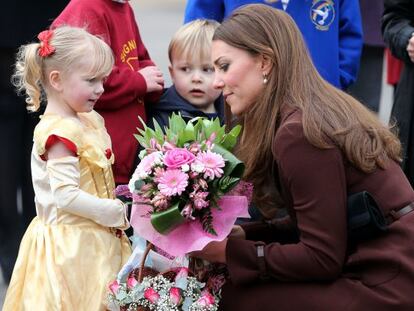 Kate Middleton recibía ayer unas flores de unos niños durante una vista a Grimsby.