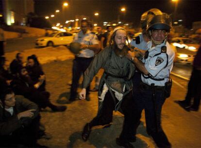 La policía retira a un integrante de un grupo de judíos ultraortodoxos que protestaba ayer en Jerusalén por la detención de una mujer.