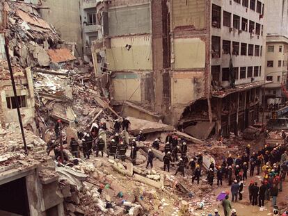 Bomberos y rescatistas trabajan entre los escombros del atentado, el 18 de julio de 1994.