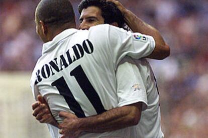 Figo abraza a Ronaldo tras el primer gol del brasileño. PLANO MEDIO - ESCENA