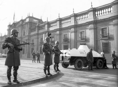 Miembros de las Fuerzas Armadas chilenas impiden el paso al Palacio de la Moneda, donde se había refugiado el presidente chileno Salvador Allende durante el golpe de Estado del 11 de septiembre de 1973.