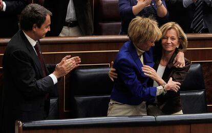 De la Vega abraza a Elena Salgado, en presencia de Zapatero, durante el debate sobre los Presupuestos Generales en el Congreso. La hasta ahora vicepresidenta primera dejará el Ejecutivo para pasar a ocupar un puesto en el Consejo de Estado.