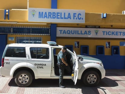 La Guardia Civil registra las instalaciones del estadio del Marbella Club de F&uacute;tbol.