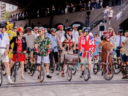 Corredores de la BWC antes de una de las salidas de las carreras clasificatorias. Antes de salir, los participantes deben dejar las Brompton plegadas. Cuando el speaker da la salida, corren hasta su bici, la despliegan y pedalean.