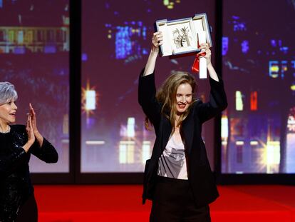 La directora de cine Justine Triet (derecha) sostiene la Palma de Oro del Festival de Cannes, aplaudida por la actriz Jane Fonda, en la ceremonia de clausura, el 27 de mayo.