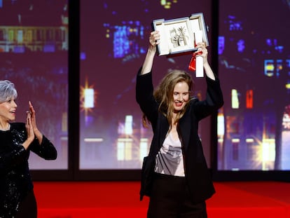 La directora de cine Justine Triet (derecha) sostiene la Palma de Oro del Festival de Cannes, aplaudida por la actriz Jane Fonda, en la ceremonia de clausura, el 27 de mayo.