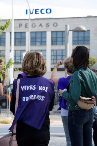 Concentración a las puertas de la fábrica de Iveco, el pasado 6 de junio, en protesta por la muerte de una trabajadora.