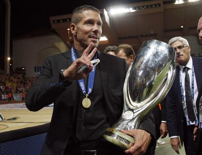 Simeone, con el trofeo de la Supercopa de Europa tras vencer al Chelsea por 1- 4 en el Estadio Luis II en Montecarlo.