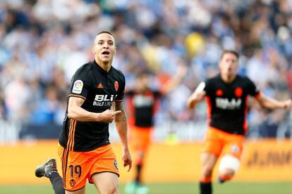 Rodrigo celebra el gol de la victoria del Valencia en Butarque.