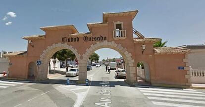 Entrada de la urbanización alicantina Ciudad Quesada de Rojales.