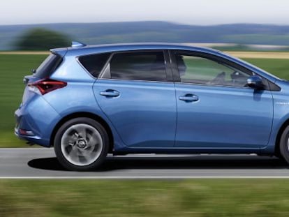 El Toyota Auris lidera las ventas de coches híbridos en España con 7.668 unidades en 2015.